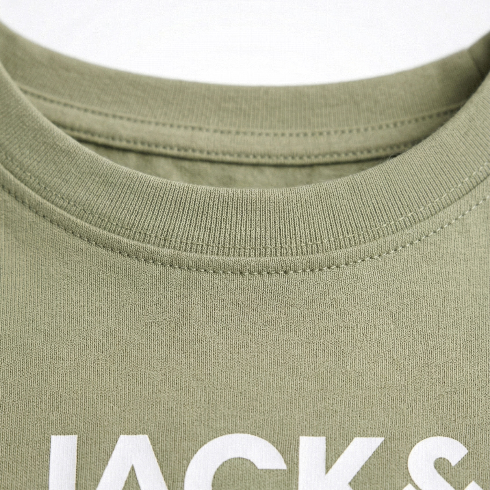 Decote redondo de t-shirt verde oliva com texto branco parcial