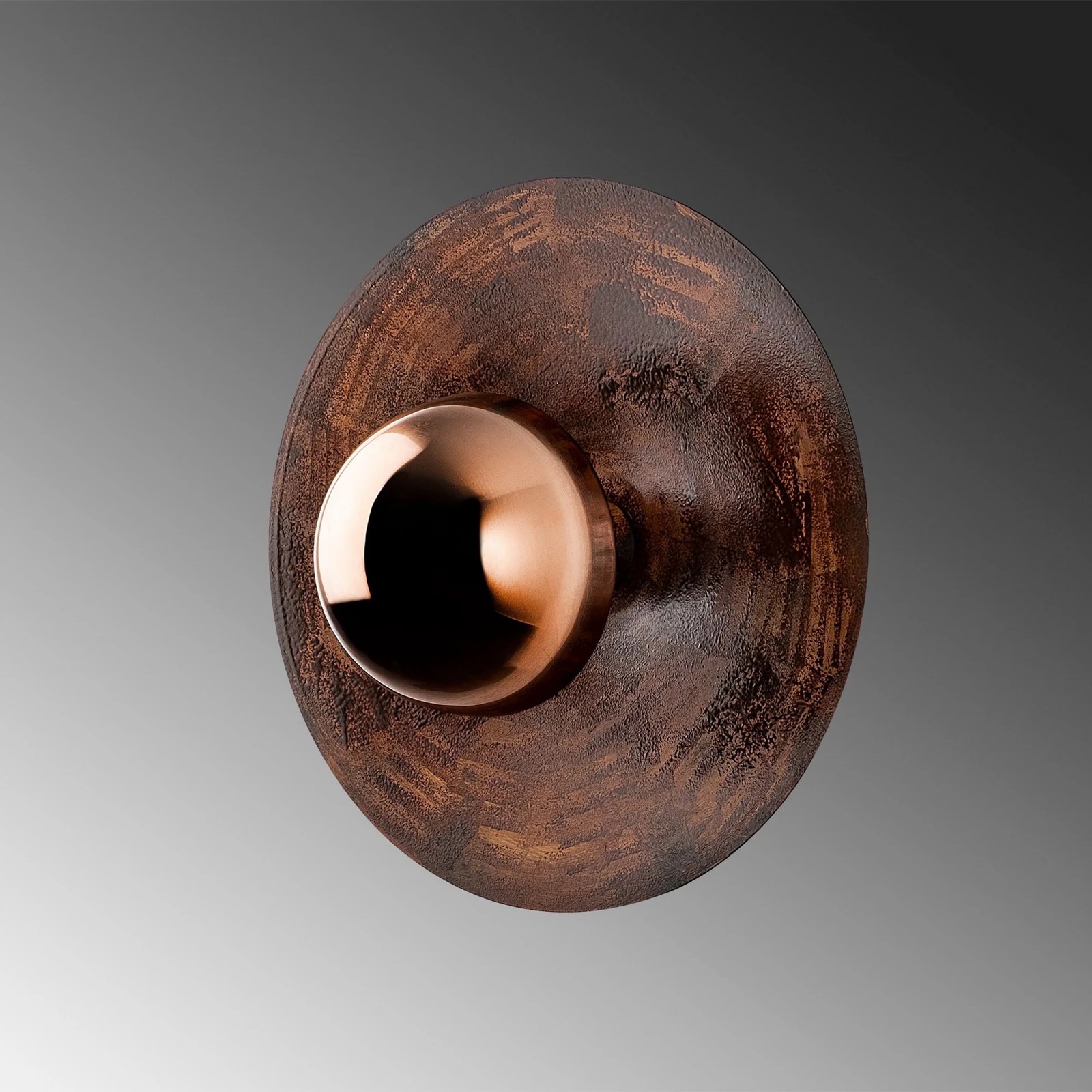 Lâmpada de parede ou teto com base circular castanha e refletor metálico cor cobre
