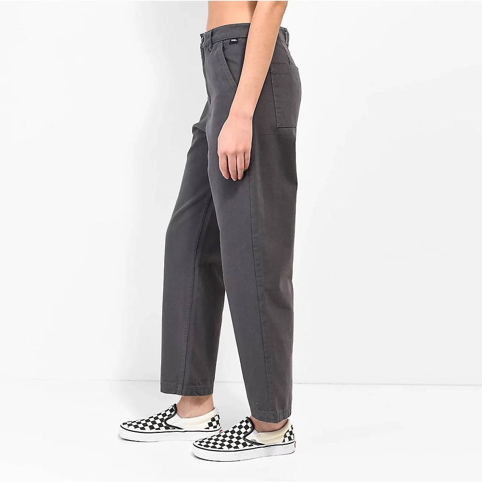 Calças cinzentas de tecido grosso com corte reto em modelo de perfil.