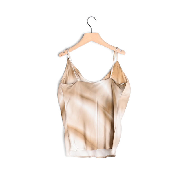 Top de alças finas bege e castanho em cabide de madeira