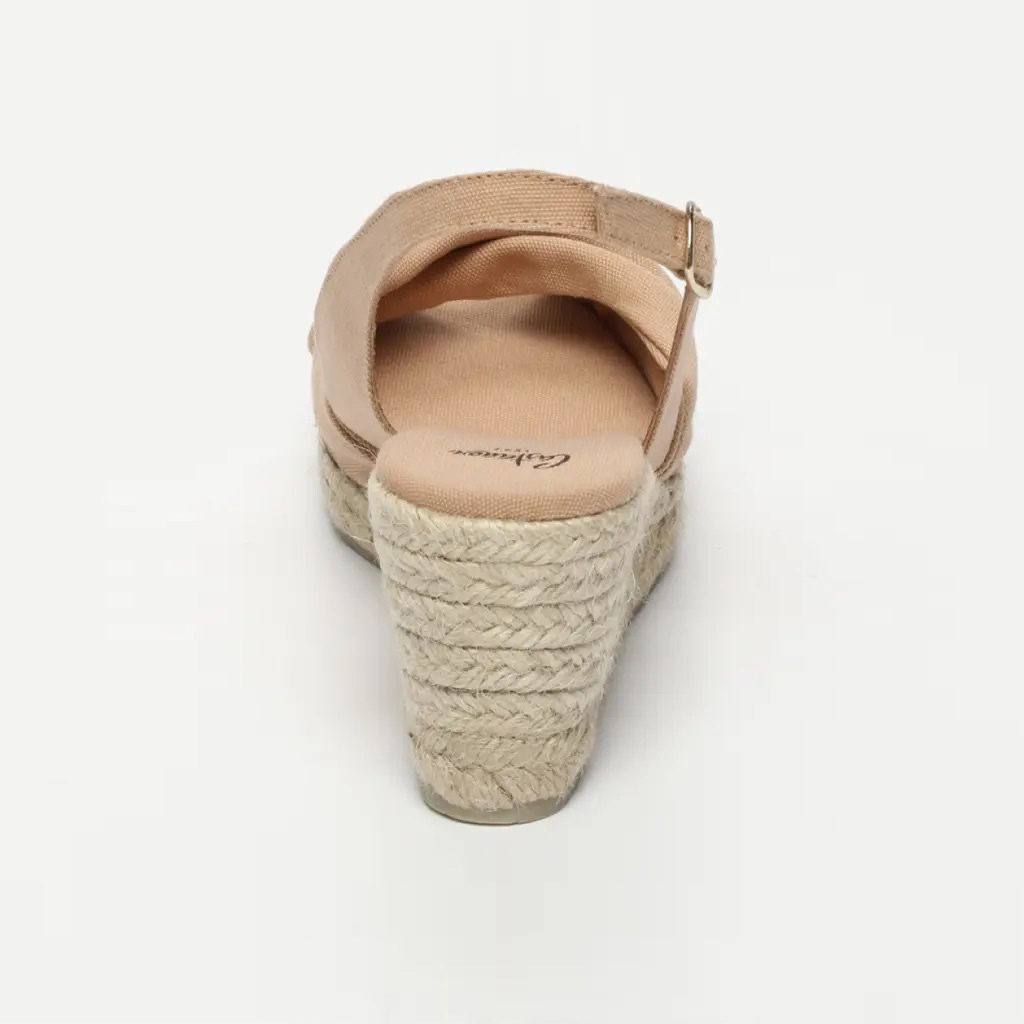 Sandália de cunha bege em tecido e sola de corda trançada vista de trás