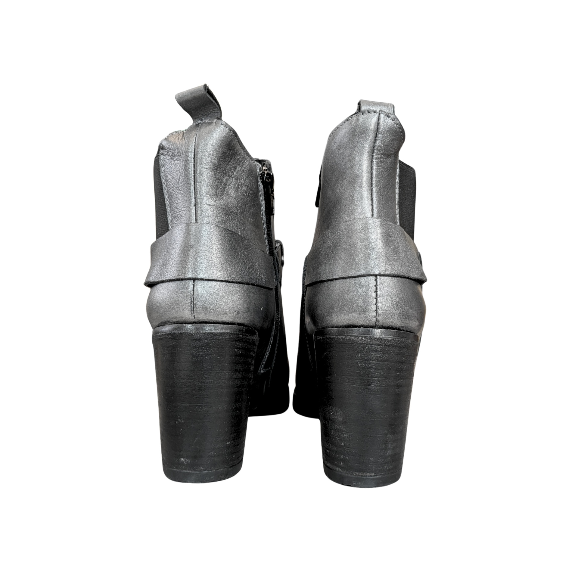 Botins pretos de salto grosso vistos de trás