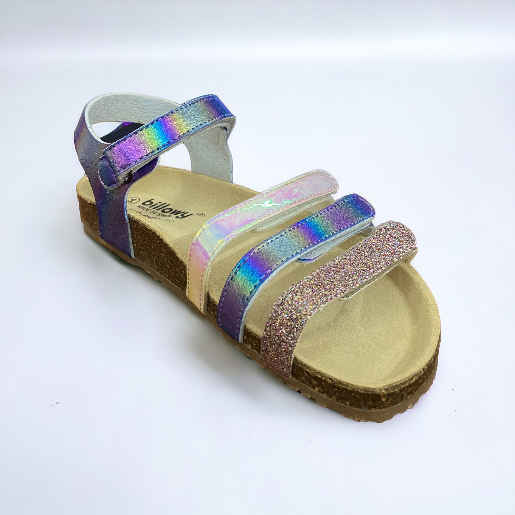 Sandália infantil colorida com quatro tiras brilhantes e sola castanha