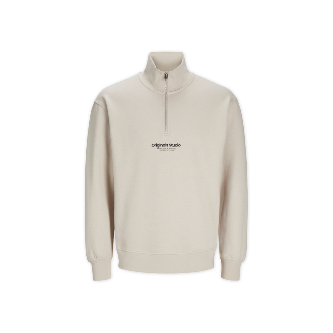 Sweatshirt bege claro com fecho de meio zíper e gola alta com texto