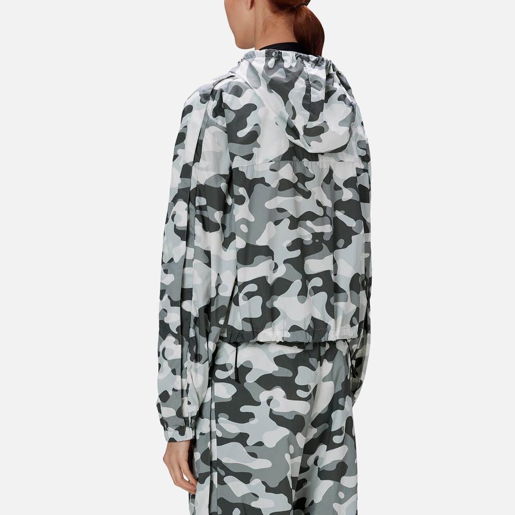 Casaco com capuz e calças com padrão camuflado cinza, branco e preto