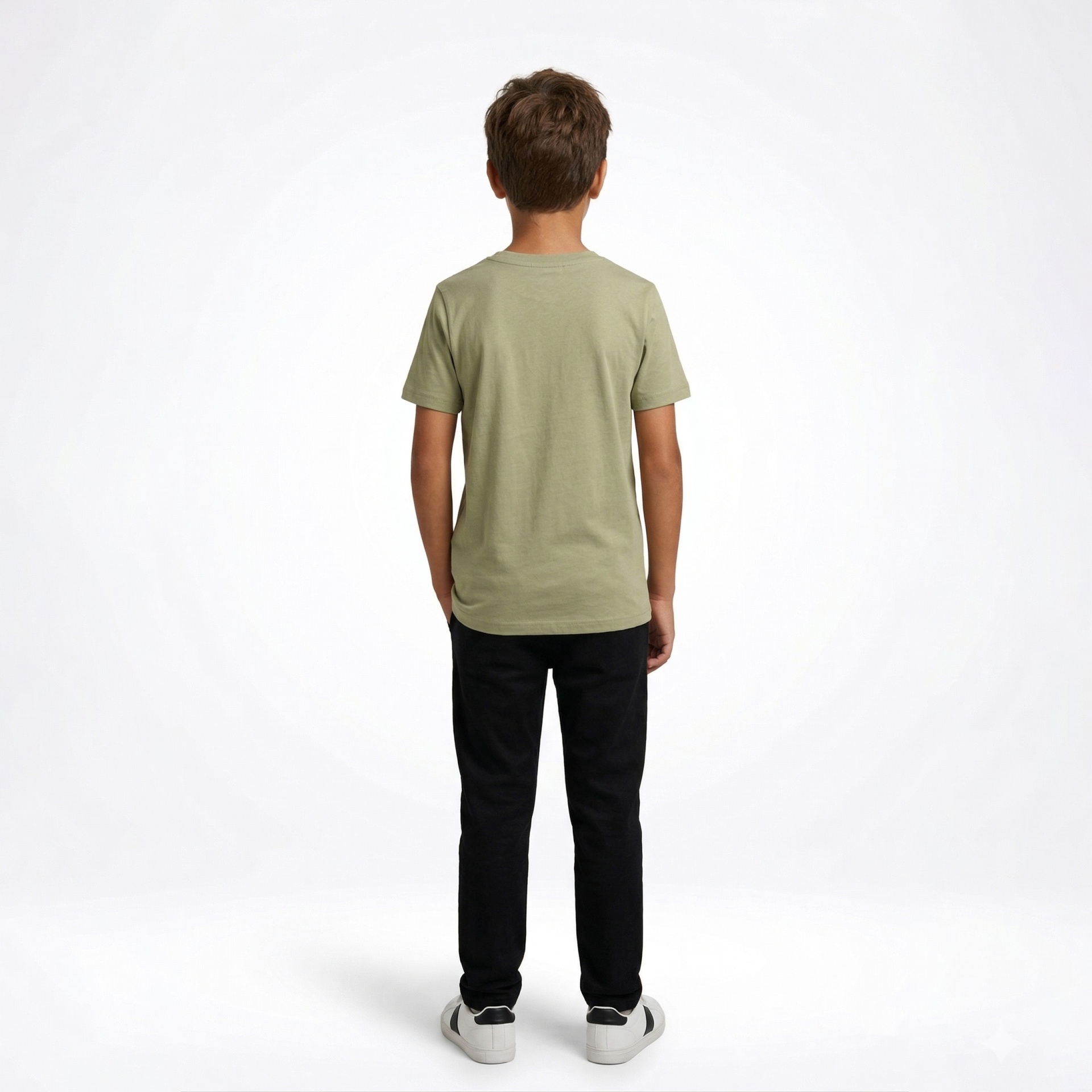 Rapaz de costas com t-shirt verde claro, calças pretas e sapatilhas brancas