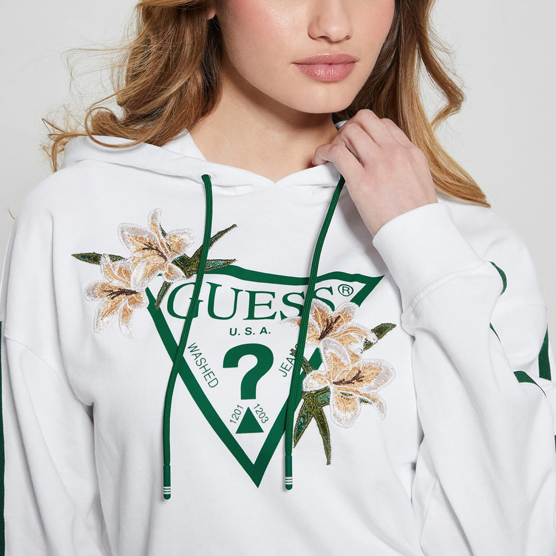Sweatshirt branca com capuz e logótipo Guess verde com flores bordadas