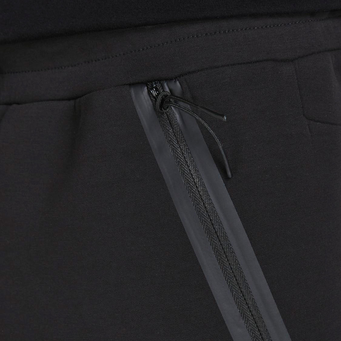 Calças pretas com bolso de fecho zipado