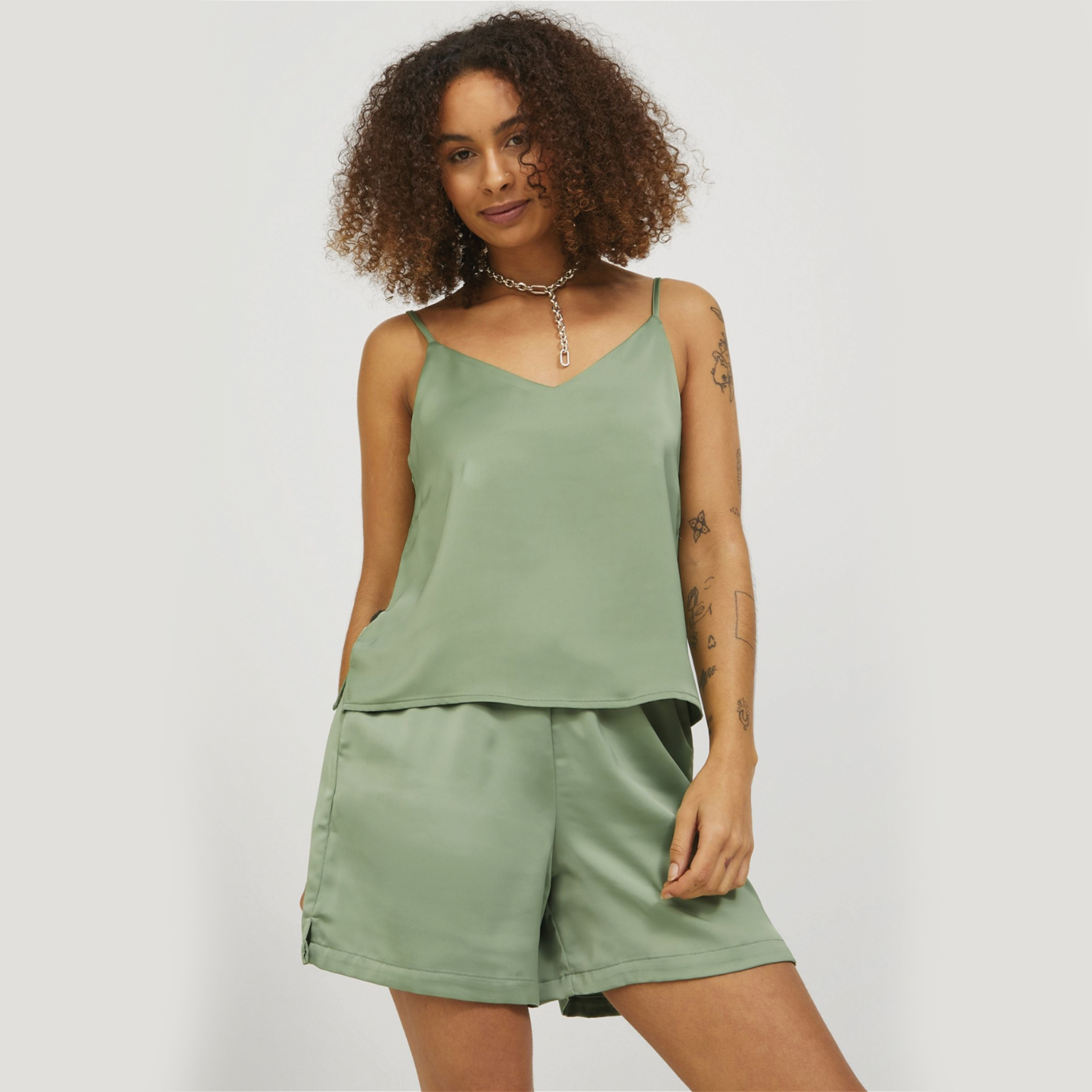Conjunto de pijama verde claro em tecido satinada com regata e calções
