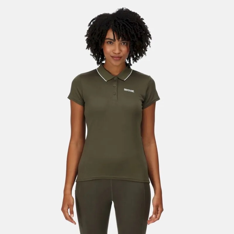 Mulher usando polo verde-oliva de manga curta com bordado branco