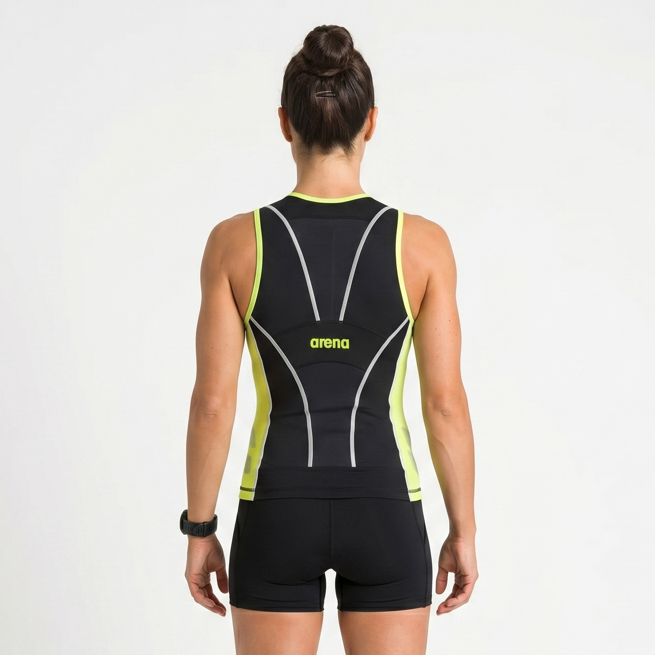 Top desportivo preto e amarelo fluorescente visto de costas com calções curtos pretos