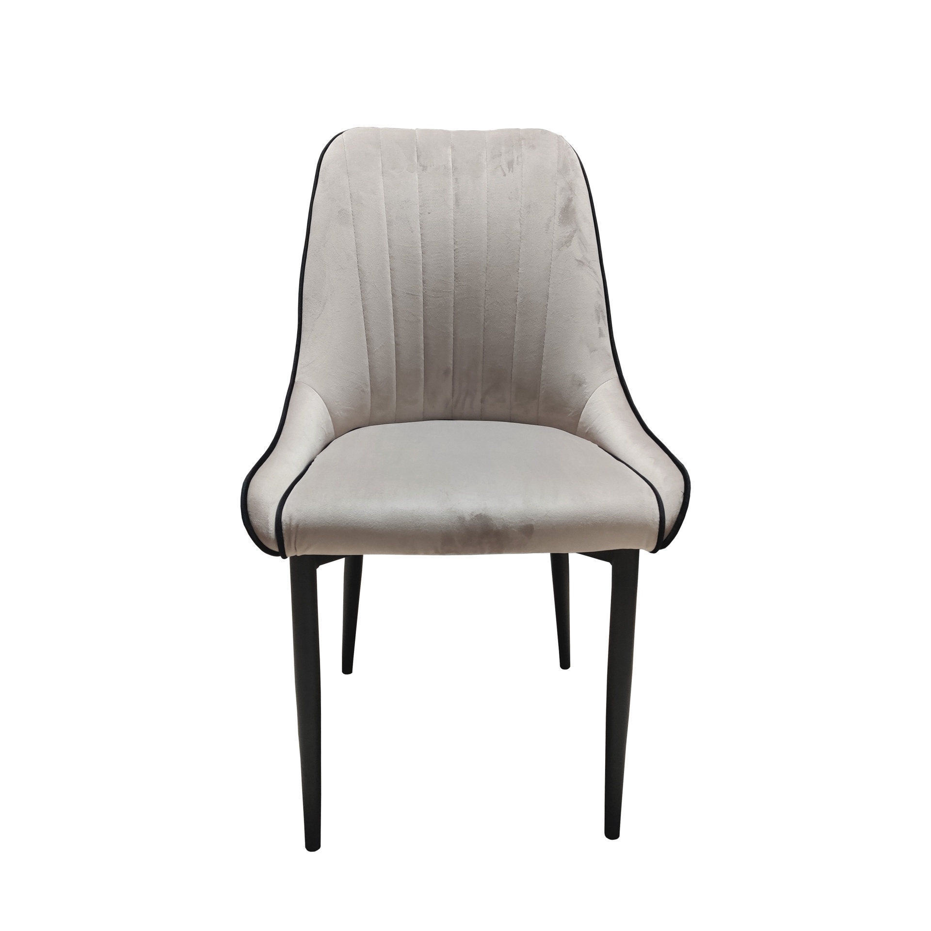 Cadeira cinza claro com pernas pretas e detalhes pretos