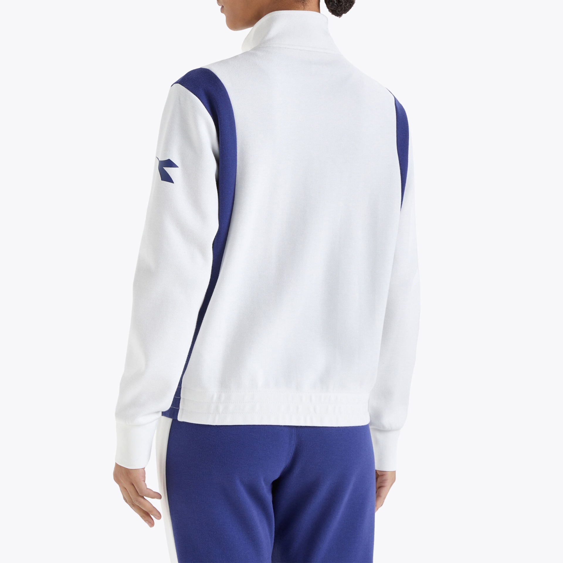 Casaco branco com detalhes azuis visto de costas