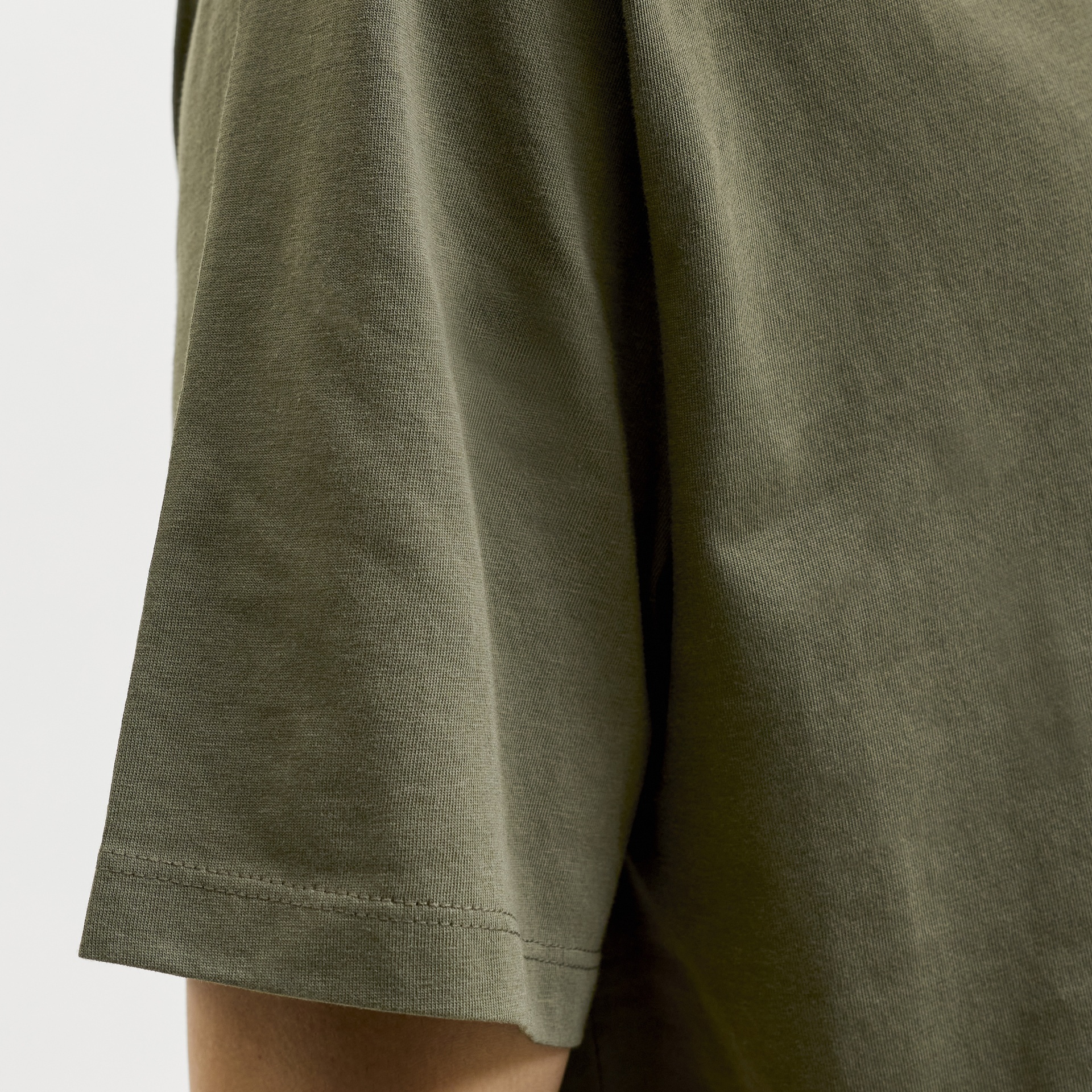 Manga curta de t-shirt verde-oliva em tecido de algodão