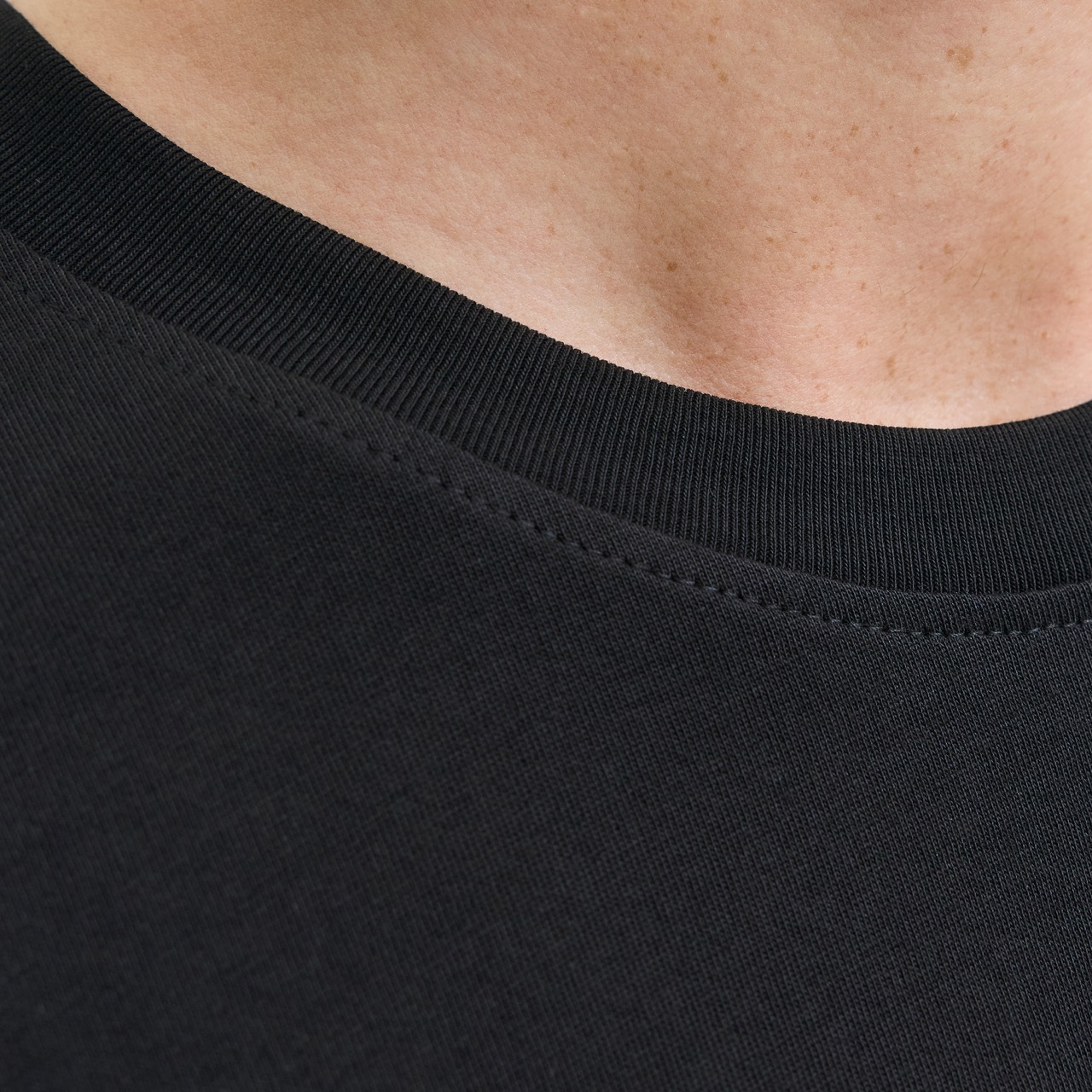 Gola redonda de camisola preta em tecido com costura visível