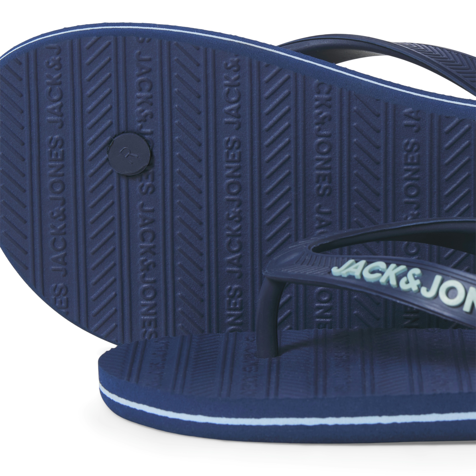 Chinelos azuis escuros de borracha com a marca JACK & JONES em relevo na sola e na correia.