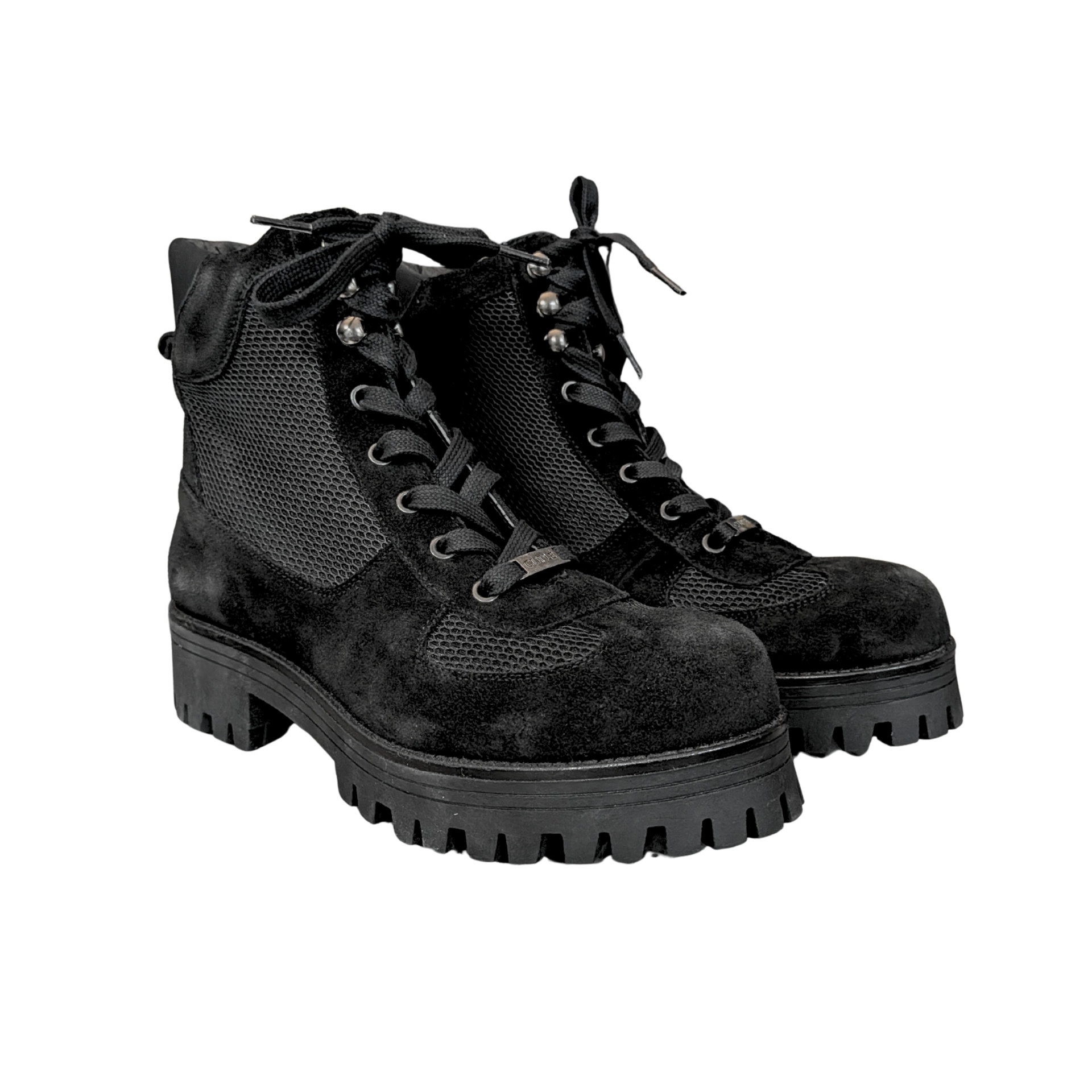 Botas pretas de cano médio com atacadores em fundo branco