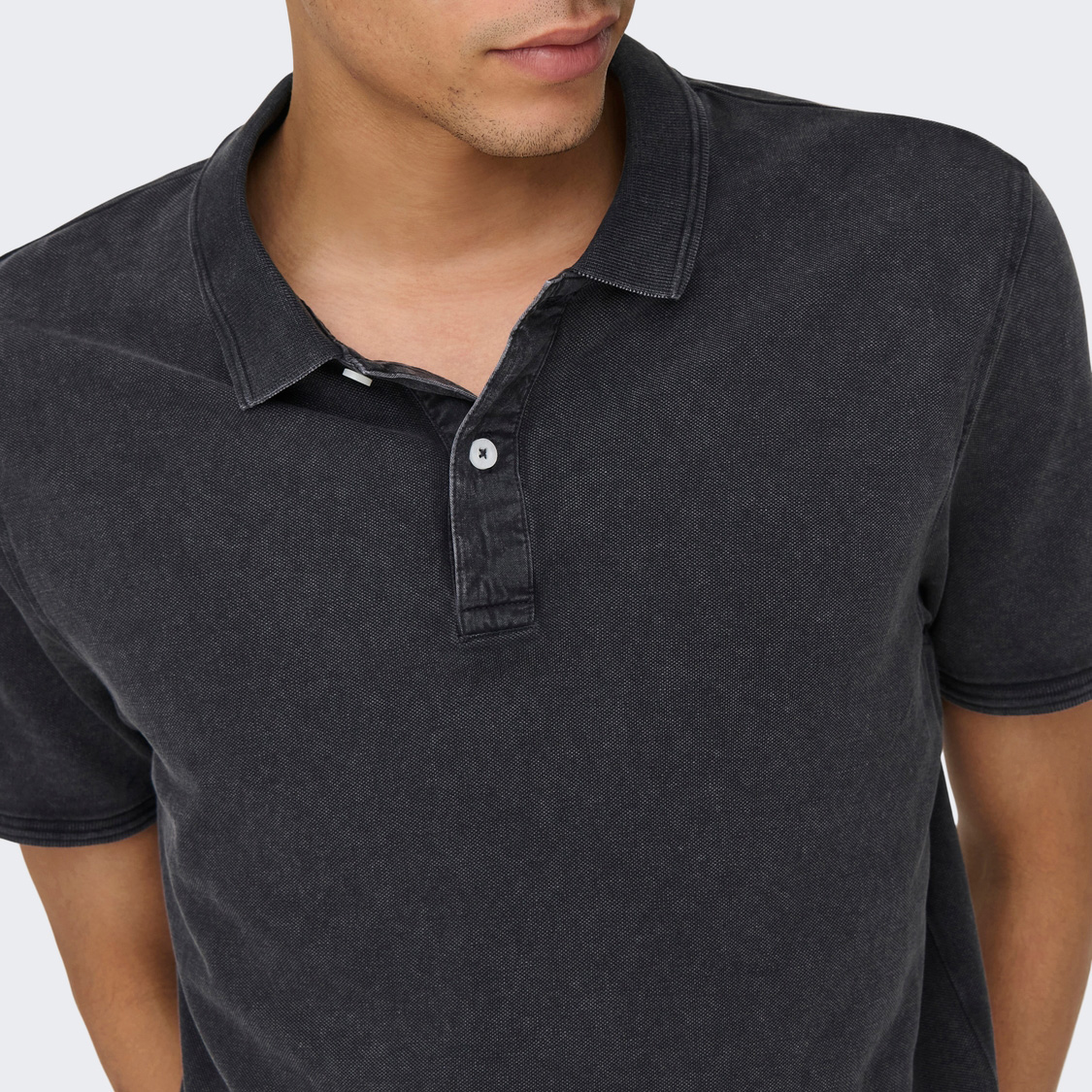 Polo cinza escuro desgastado para homem com gola e botão