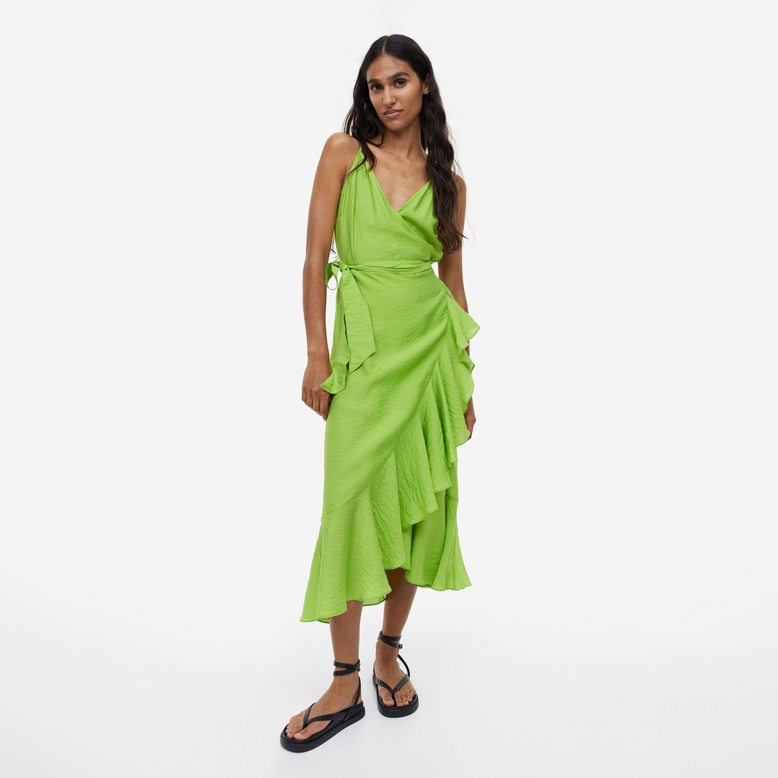 Vestido verde folhos com sandálias negras