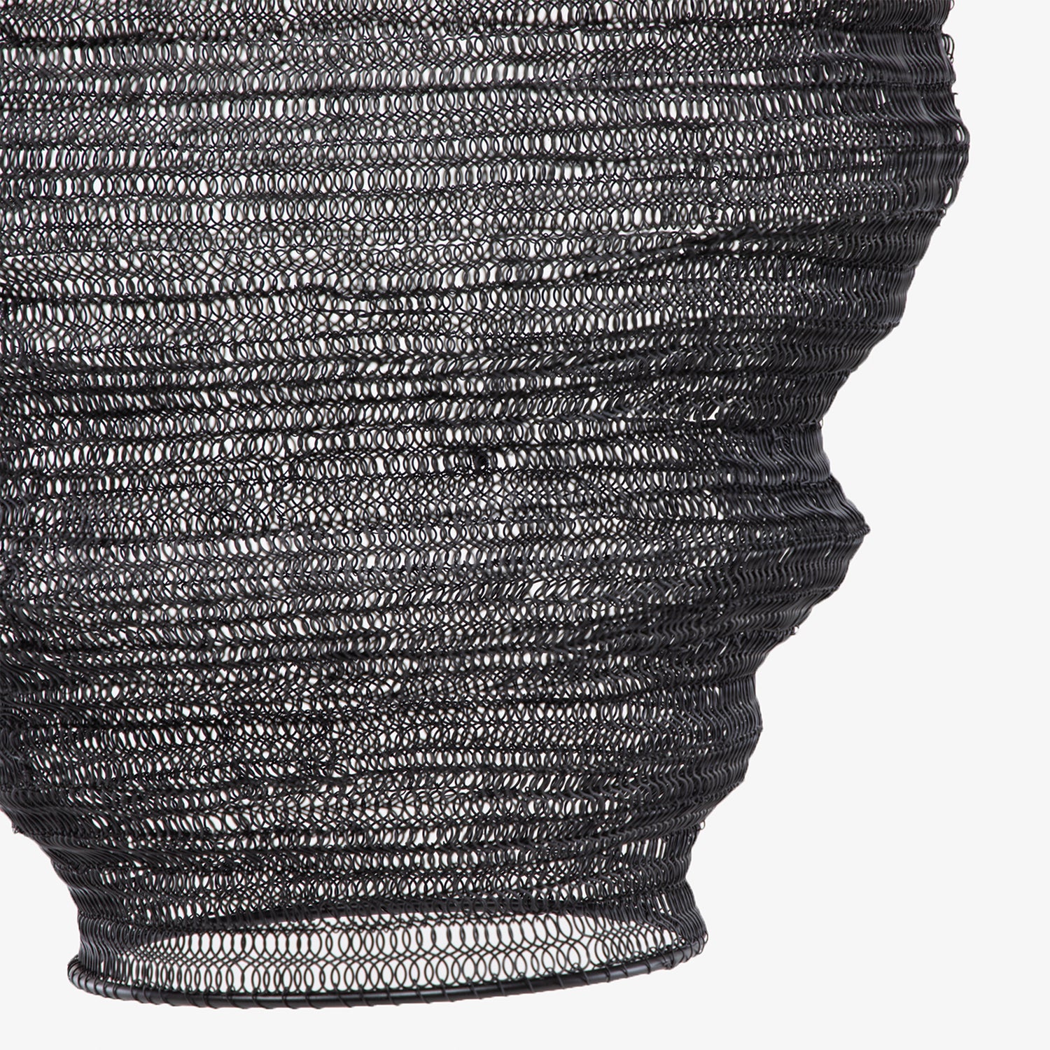 Cesto redondo grande de metal preto trançado com textura aberta