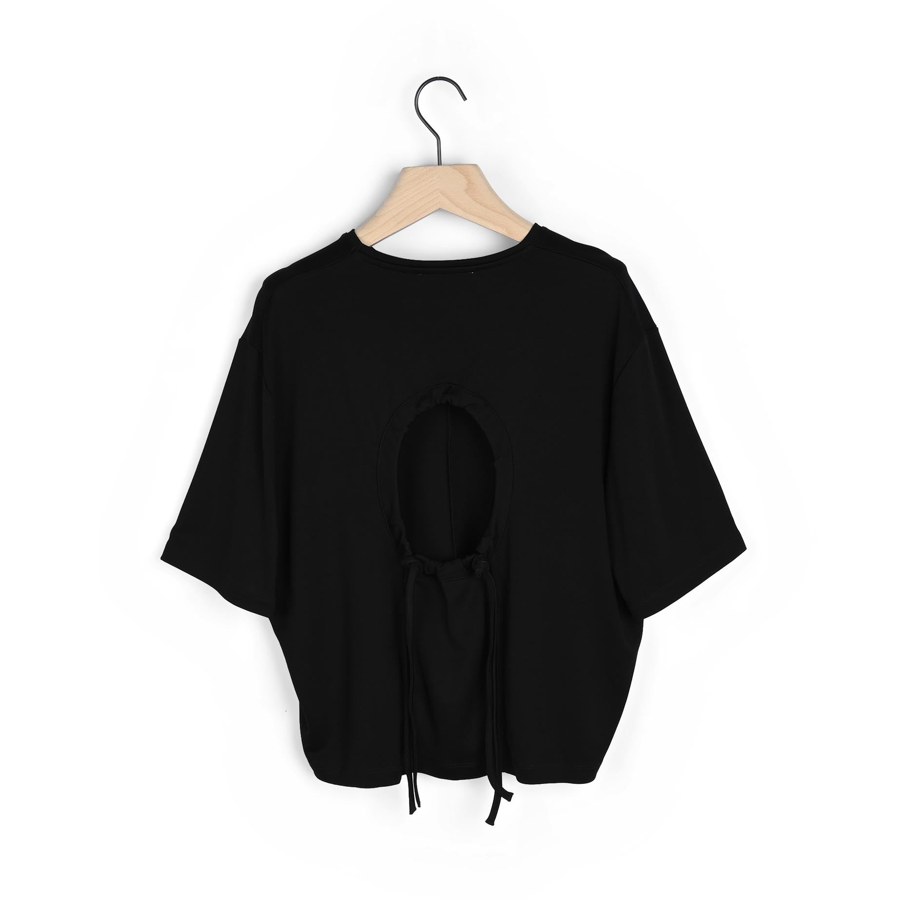 T-shirt preta com abertura nas costas e cordões