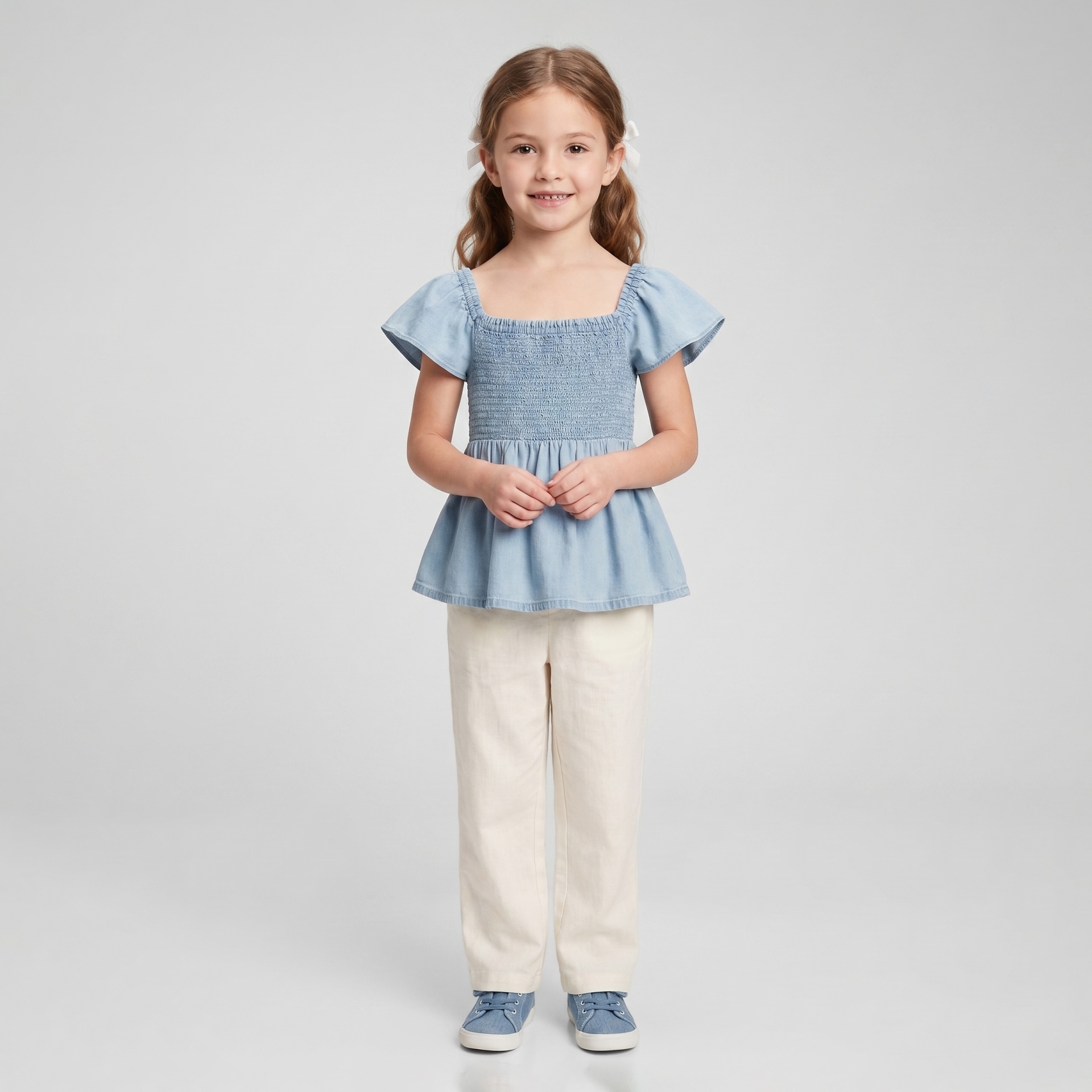 Criança com blusa azul clara e calças bege claras