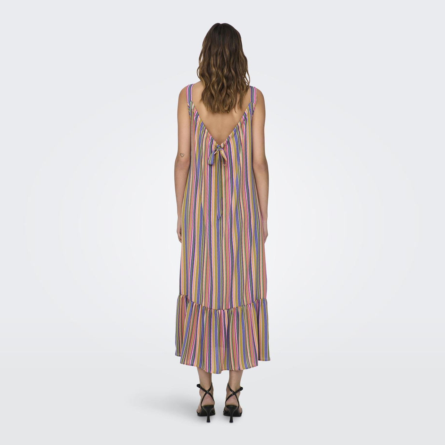 Vestido comprido listrado com costas abertas e laço