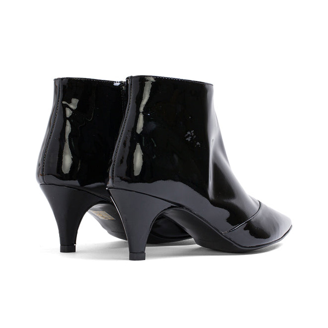 Botins pretos em verniz com salto médio