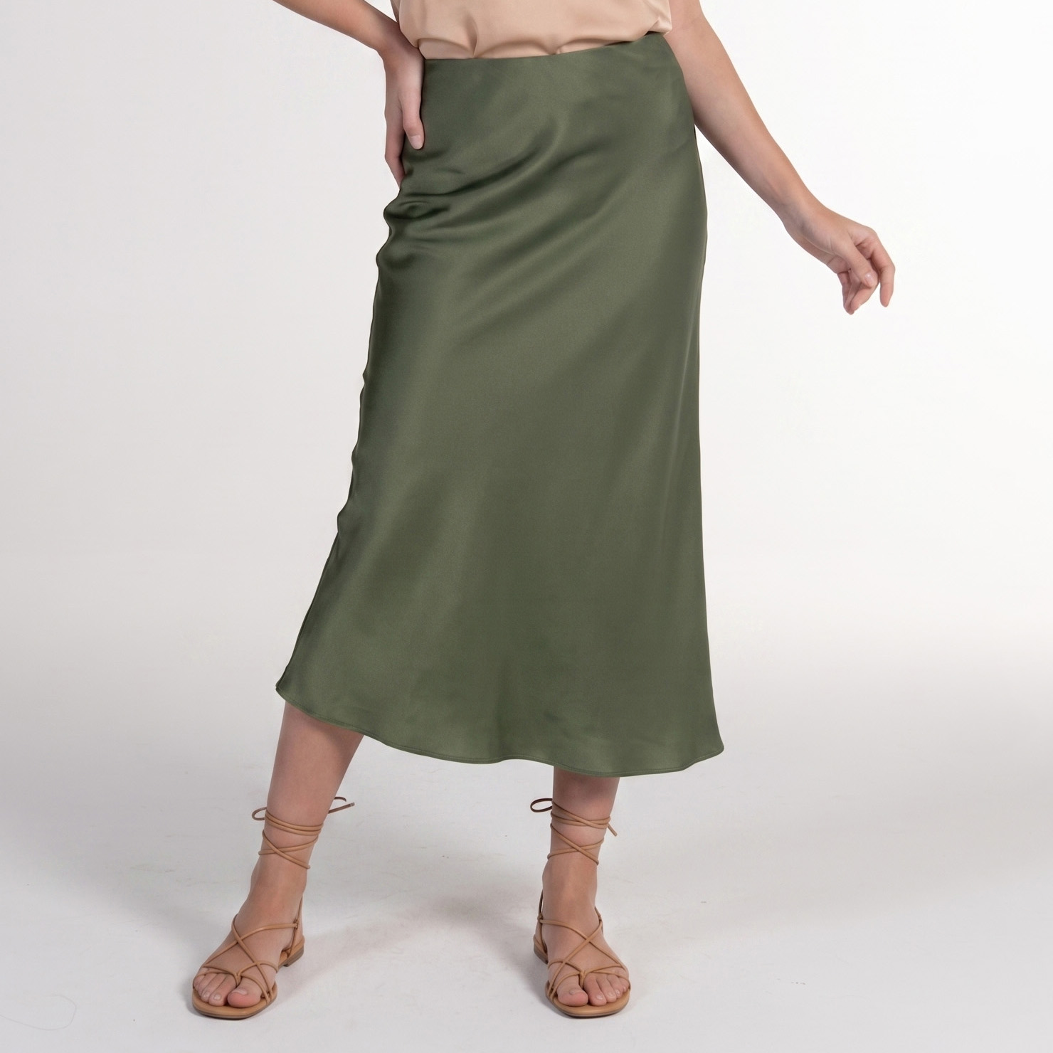 Saia midi verde militar com sandálias rasas e blusa rosa claro