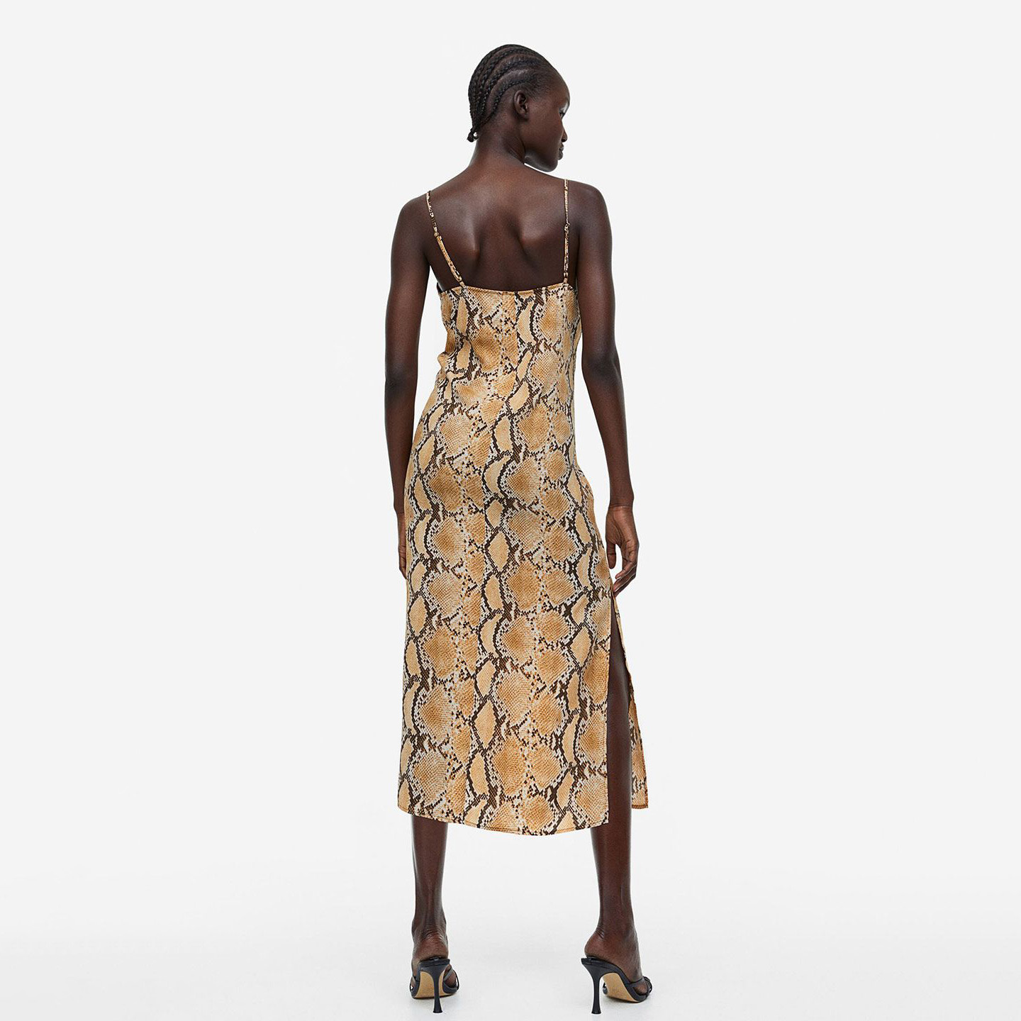 Vestido midi com padrão animal print, alças finas e racha lateral