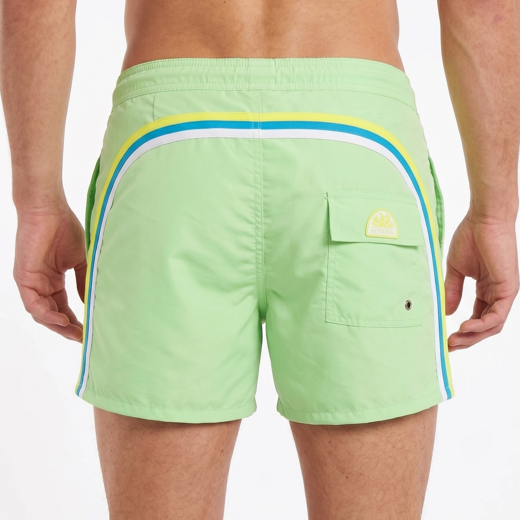 Calções de banho masculinos verdes com faixas coloridas e bolso traseiro com etiqueta Sundek