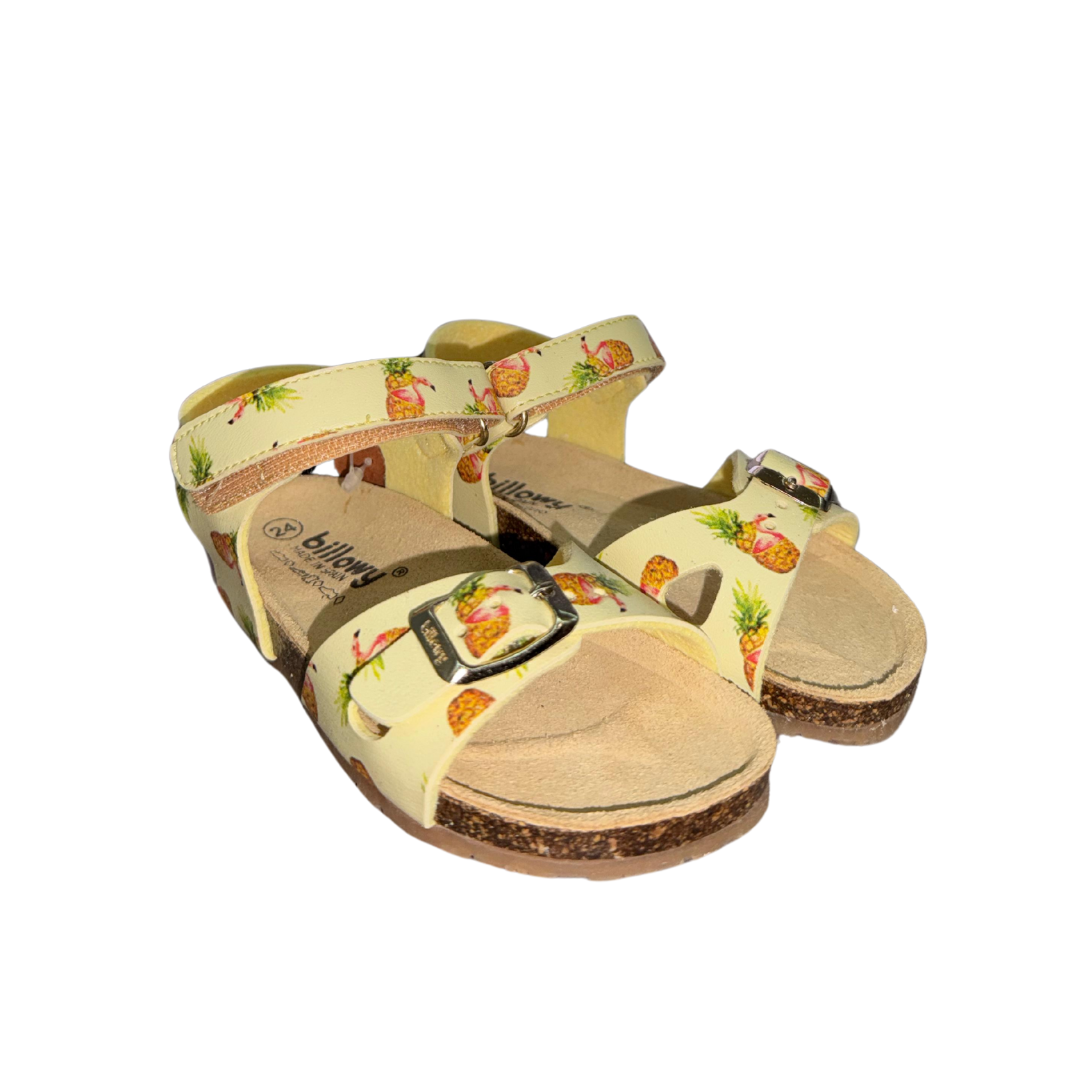 Sandálias de criança bege com padrão de abacaxis e sola de cortiça