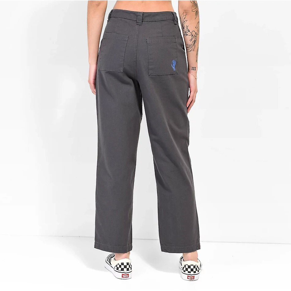 Calças cinzentas com bolsos e padrão azul e ténis xadrez