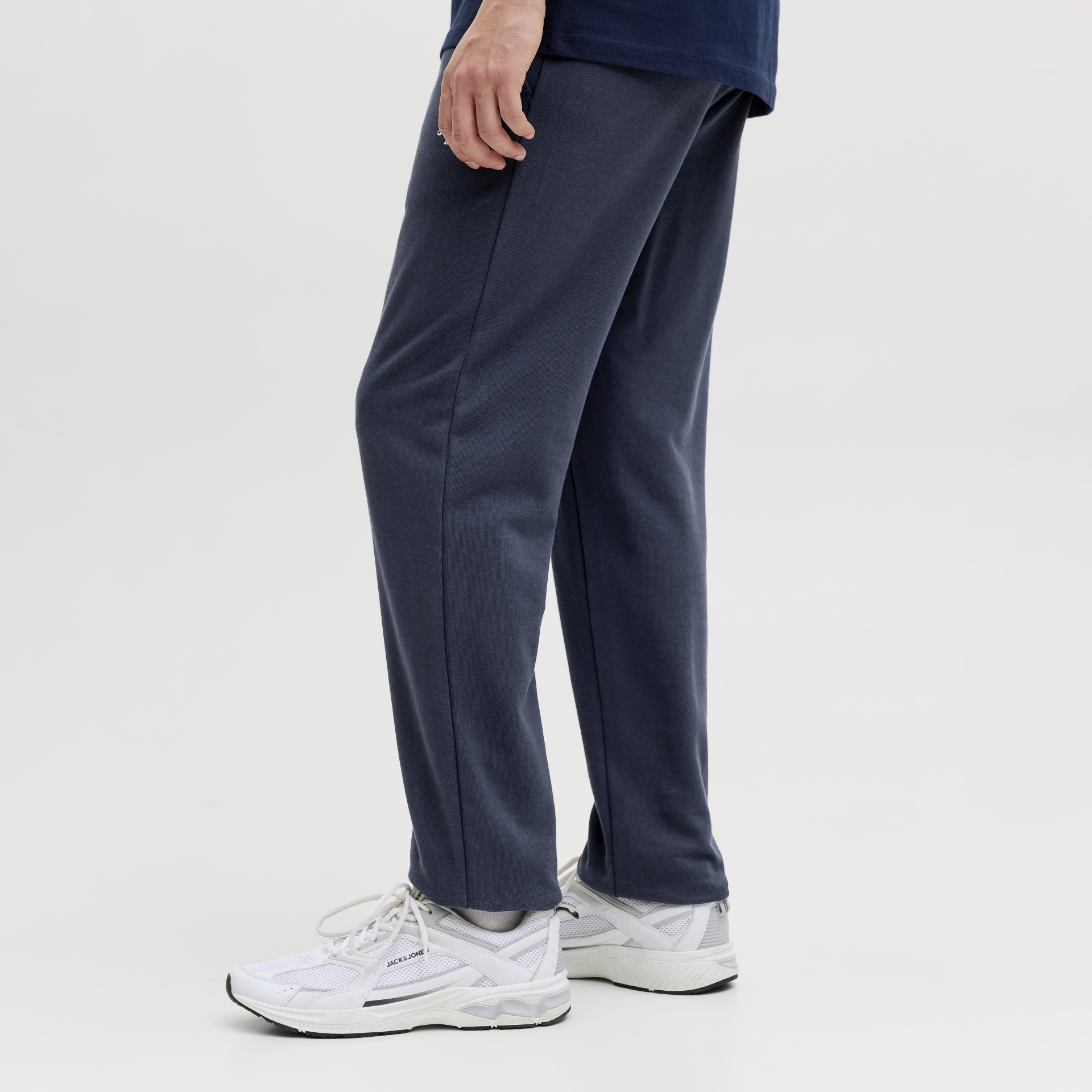 Calças azuis e sapatilhas brancas JACK&JONES