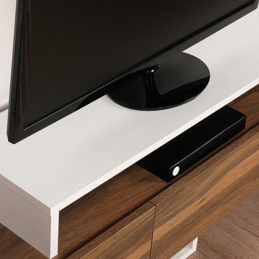 Televisão de ecrã plano preto sobre móvel branco e madeira com caixa preta