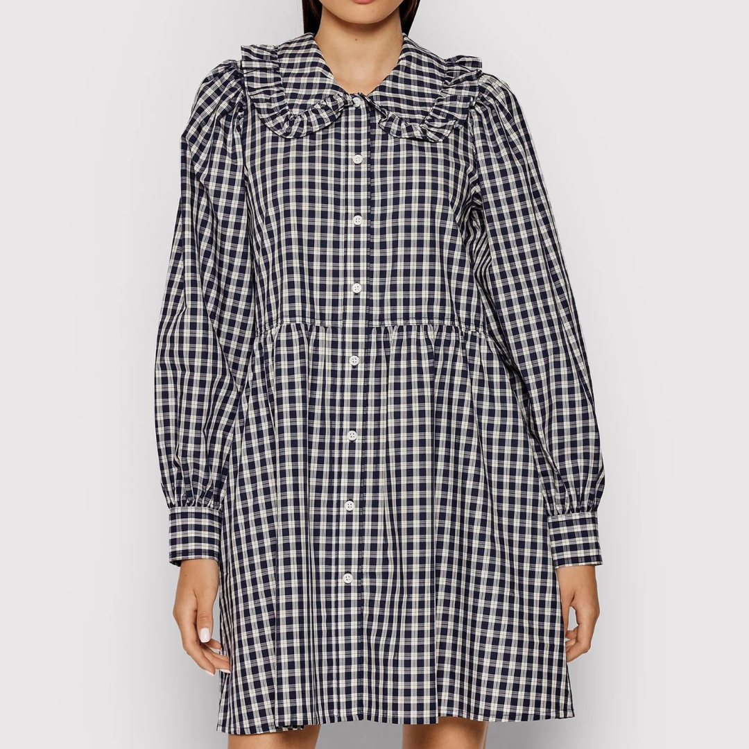Vestido aos quadrados azul escuro e branco com botões brancos e gola folhada