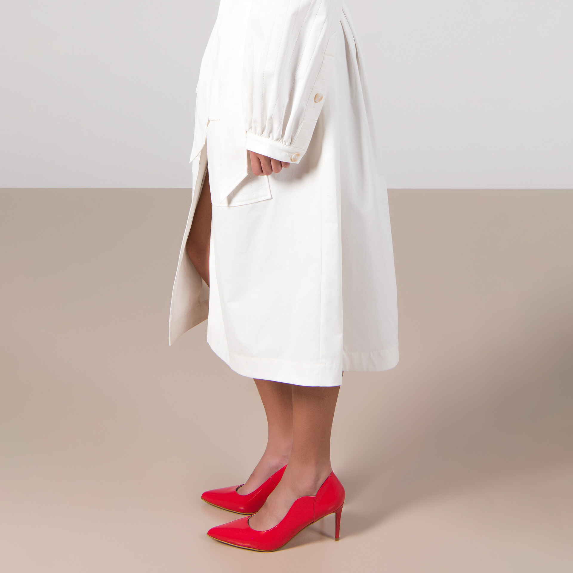 Vestido branco com botões e sapatos vermelhos de salto alto