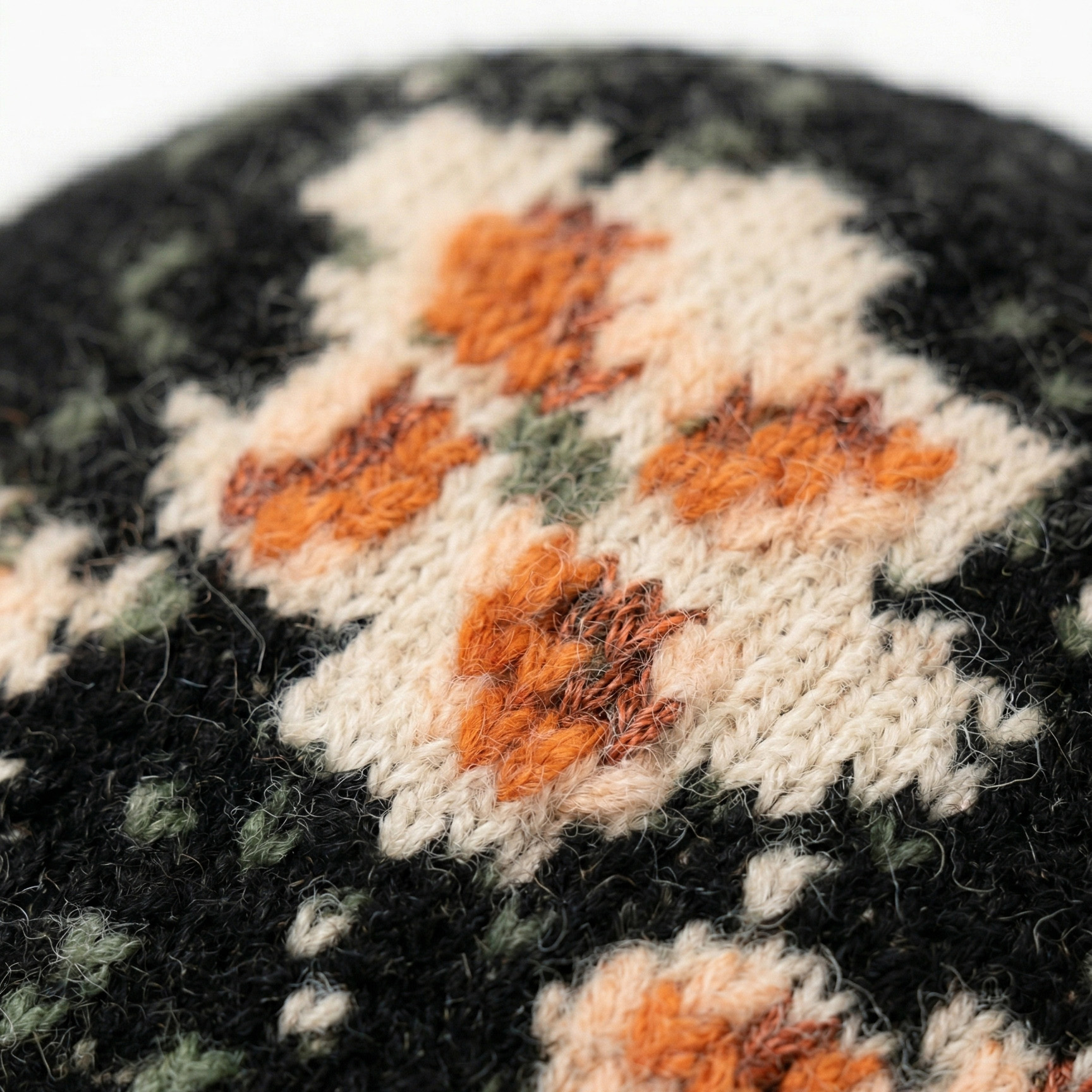 Pano em lã com padrão malhado em preto, bege, verde e laranja