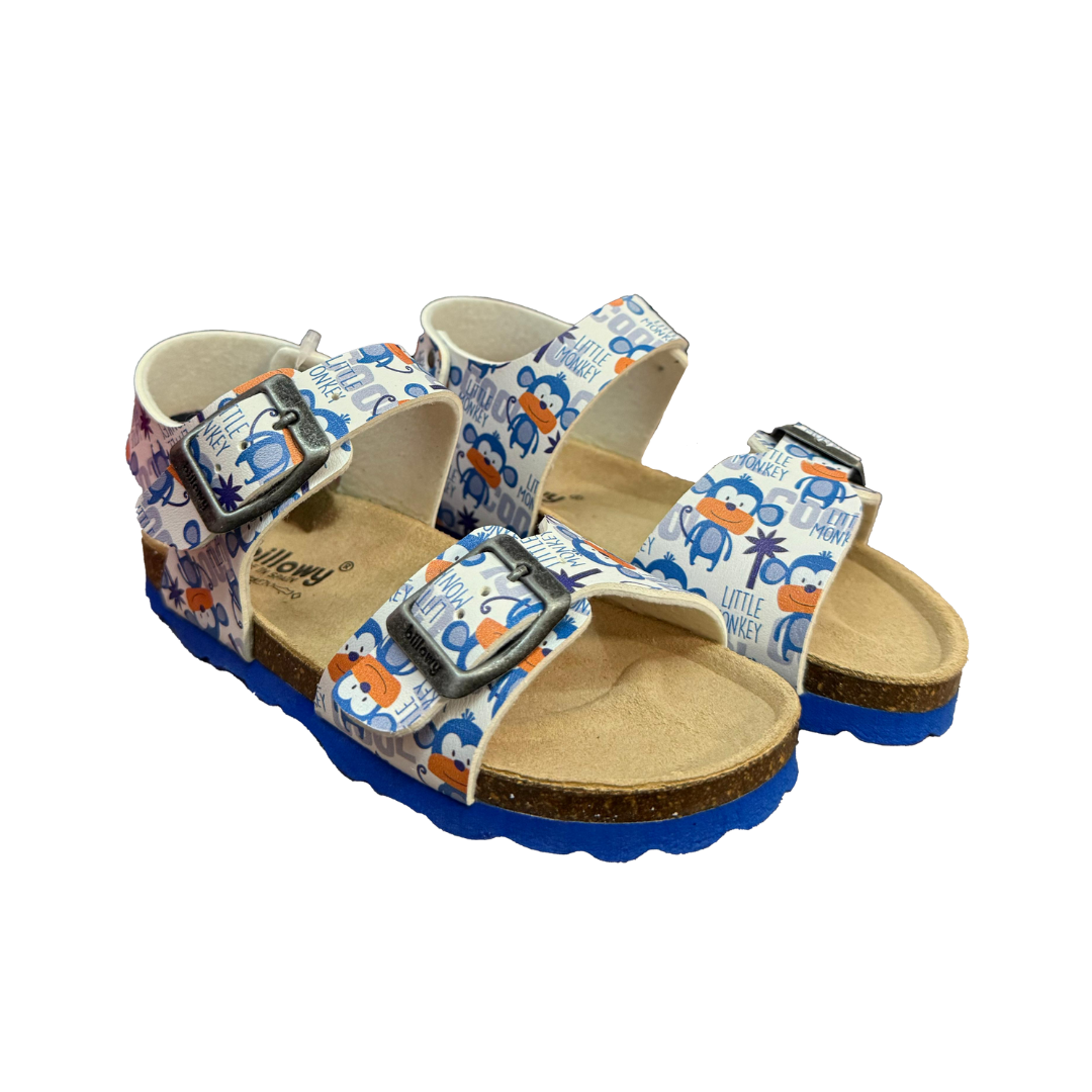 Sandálias infantis com tiras brancas estampadas e sola azul