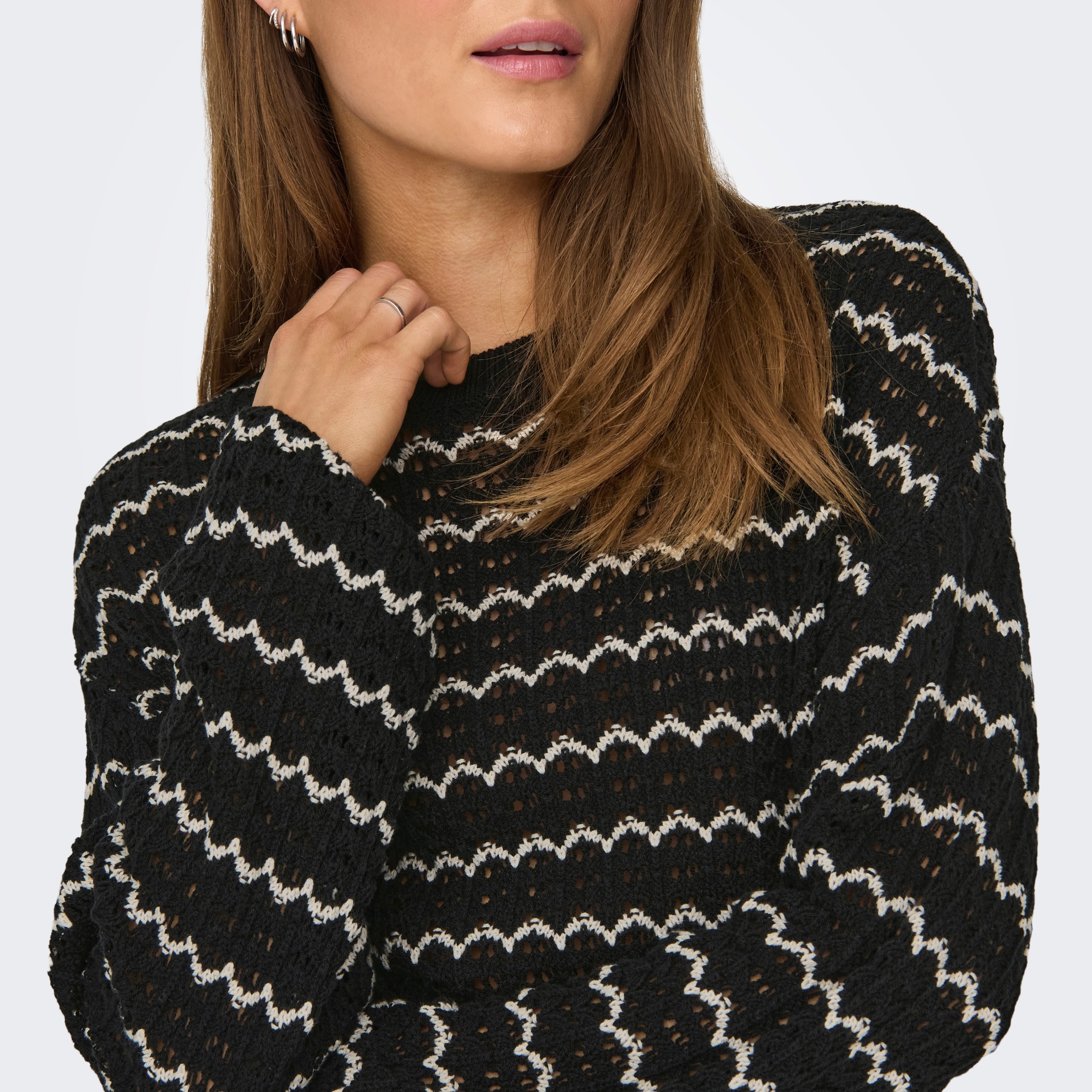 Pullover feminino preto com padrão de linhas brancas onduladas