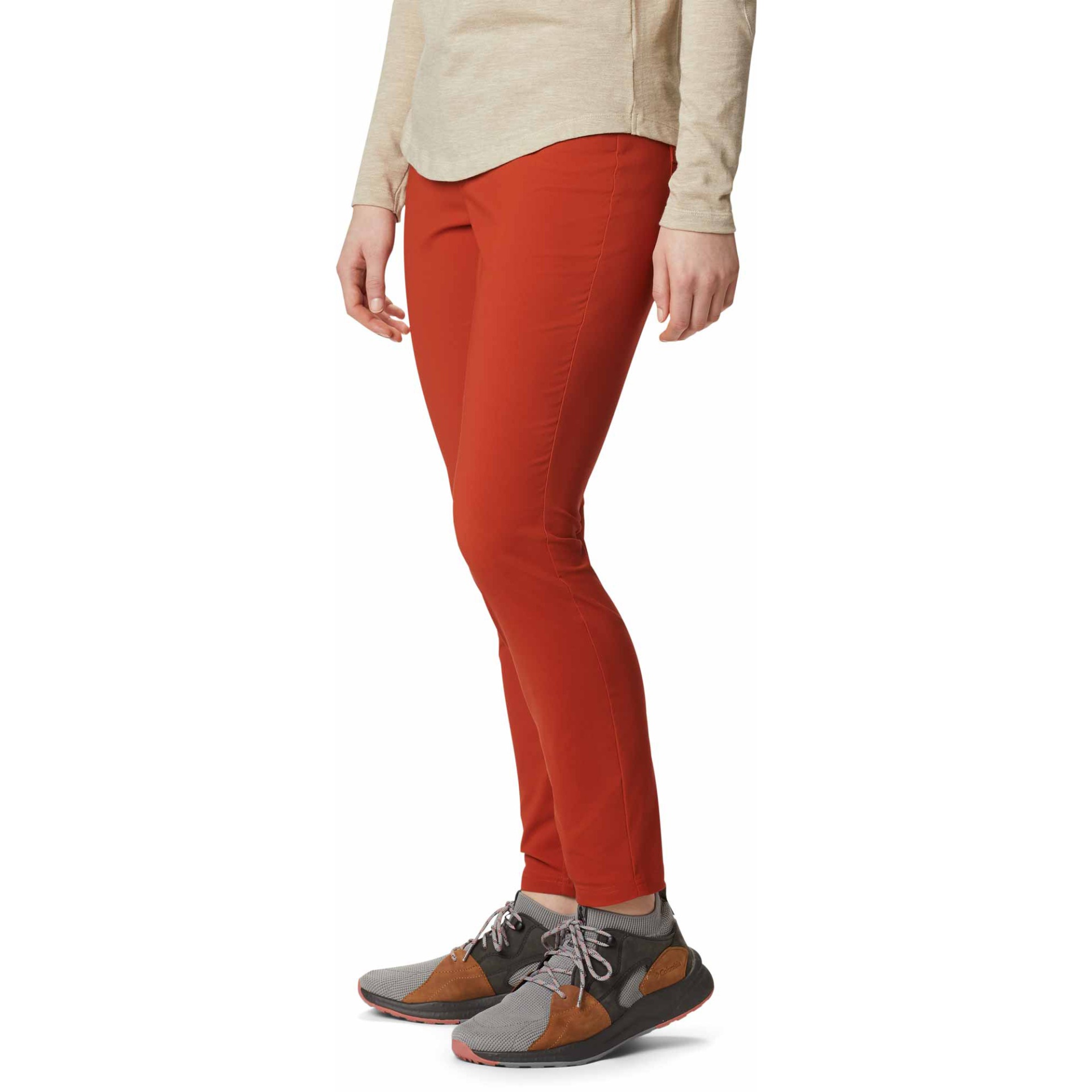 Calças justas vermelhas com sapatilhas cinza e castanhas