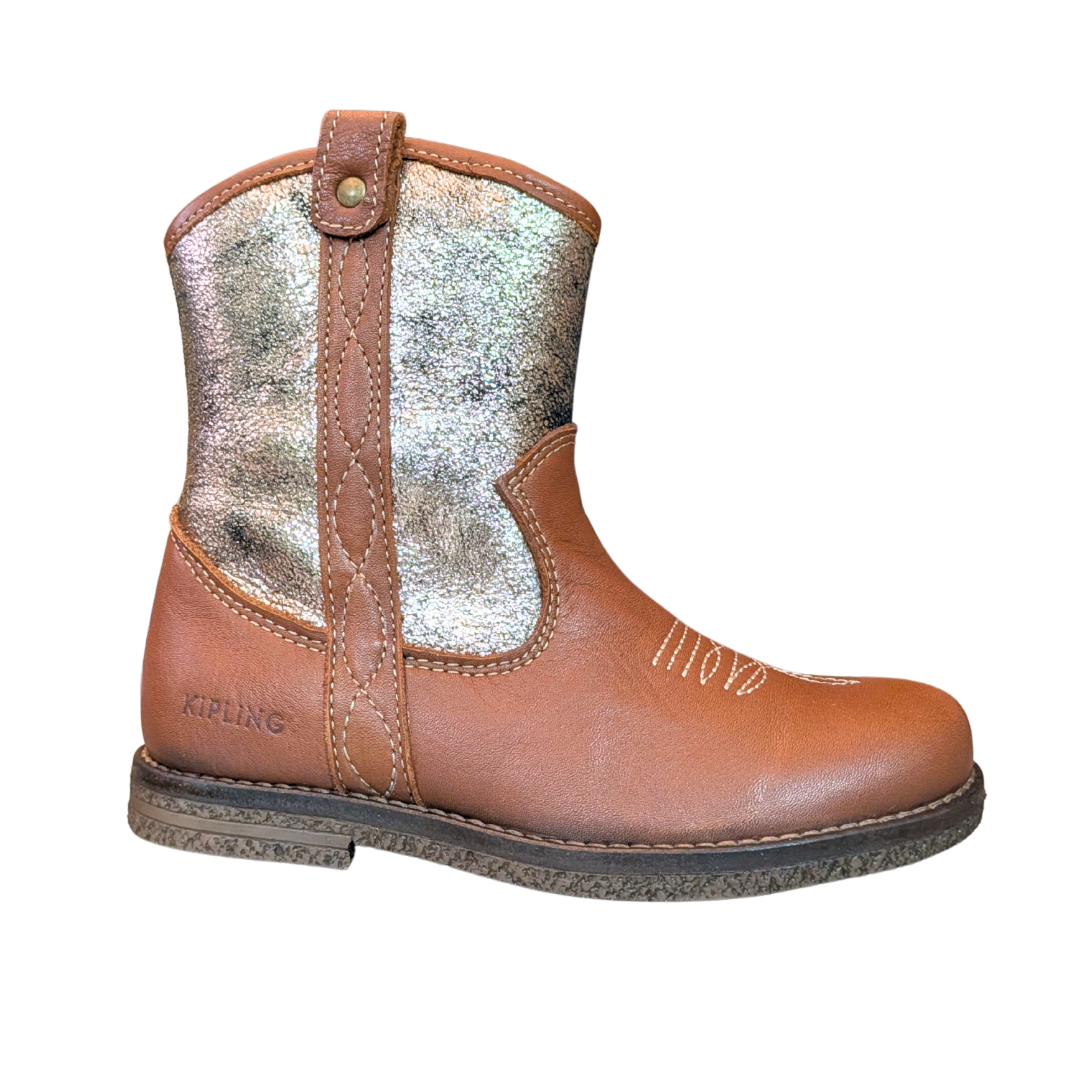 Bota castanha e prateada de couro com marca Kipling