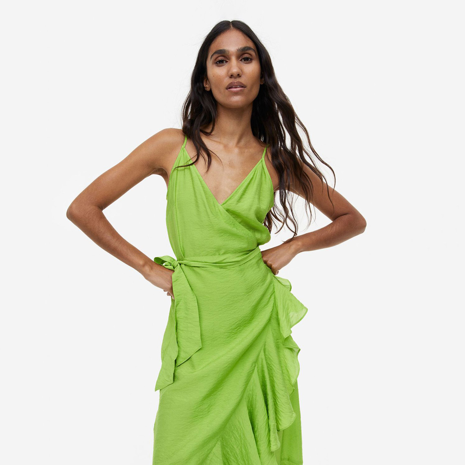 Vestido verde claro de alças finas com laço na cintura.