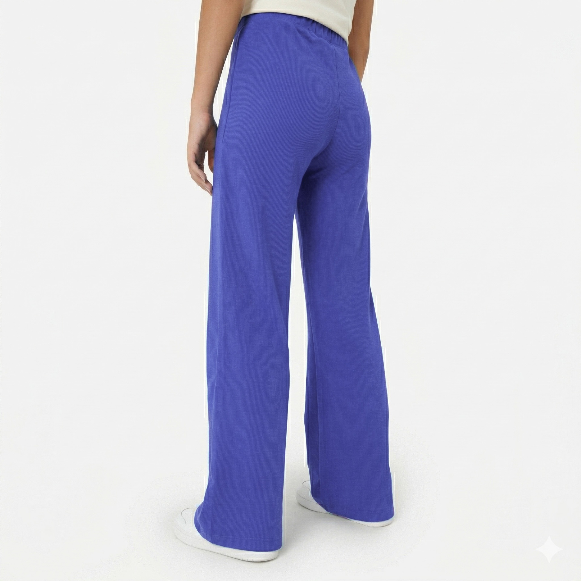 Calças azuis de tecido canelado com corte largo vistas de trás