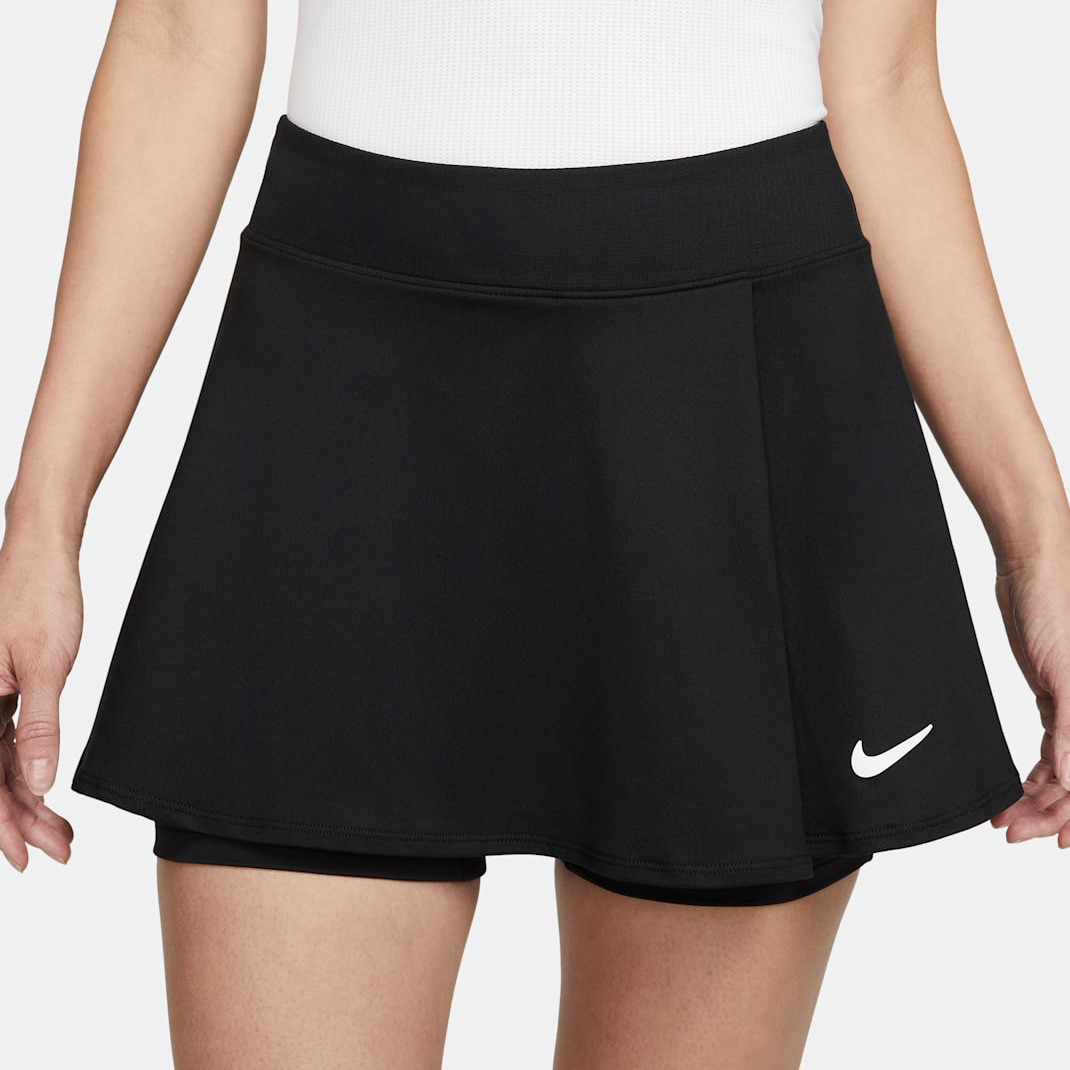 Saia preta Nike com logo branco e shorts integrados