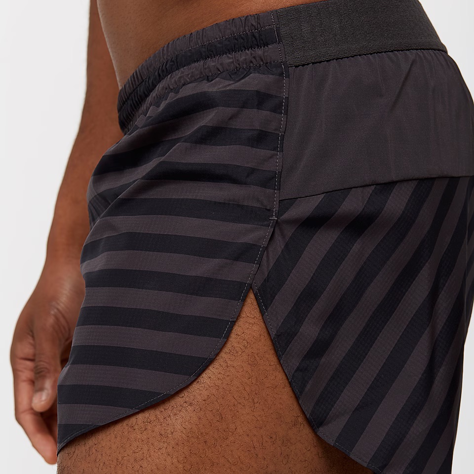 Calção desportivo riscado preto e cinzento com cintura elástica e corte curvo