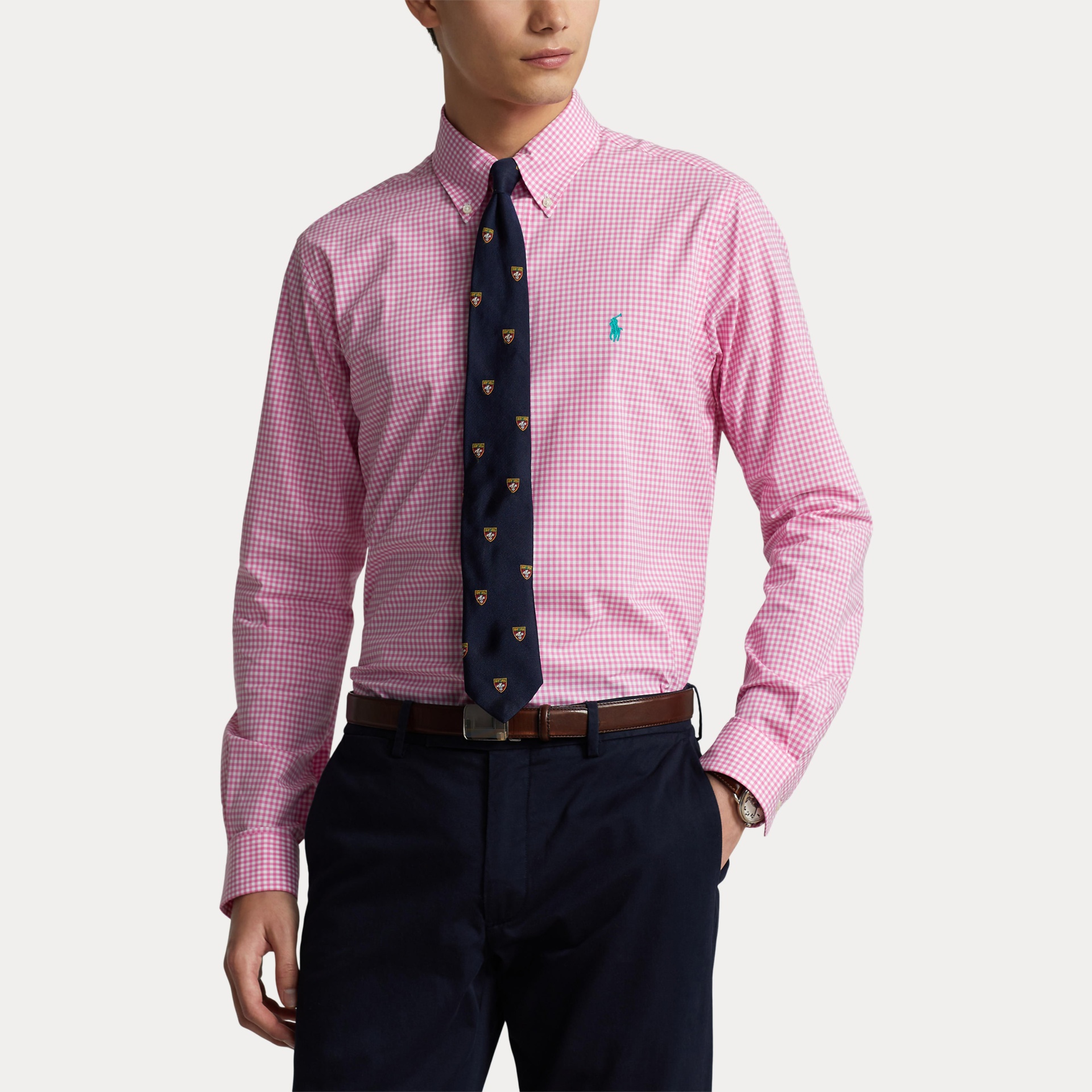 Homem com camisa rosa e calças azul marinho