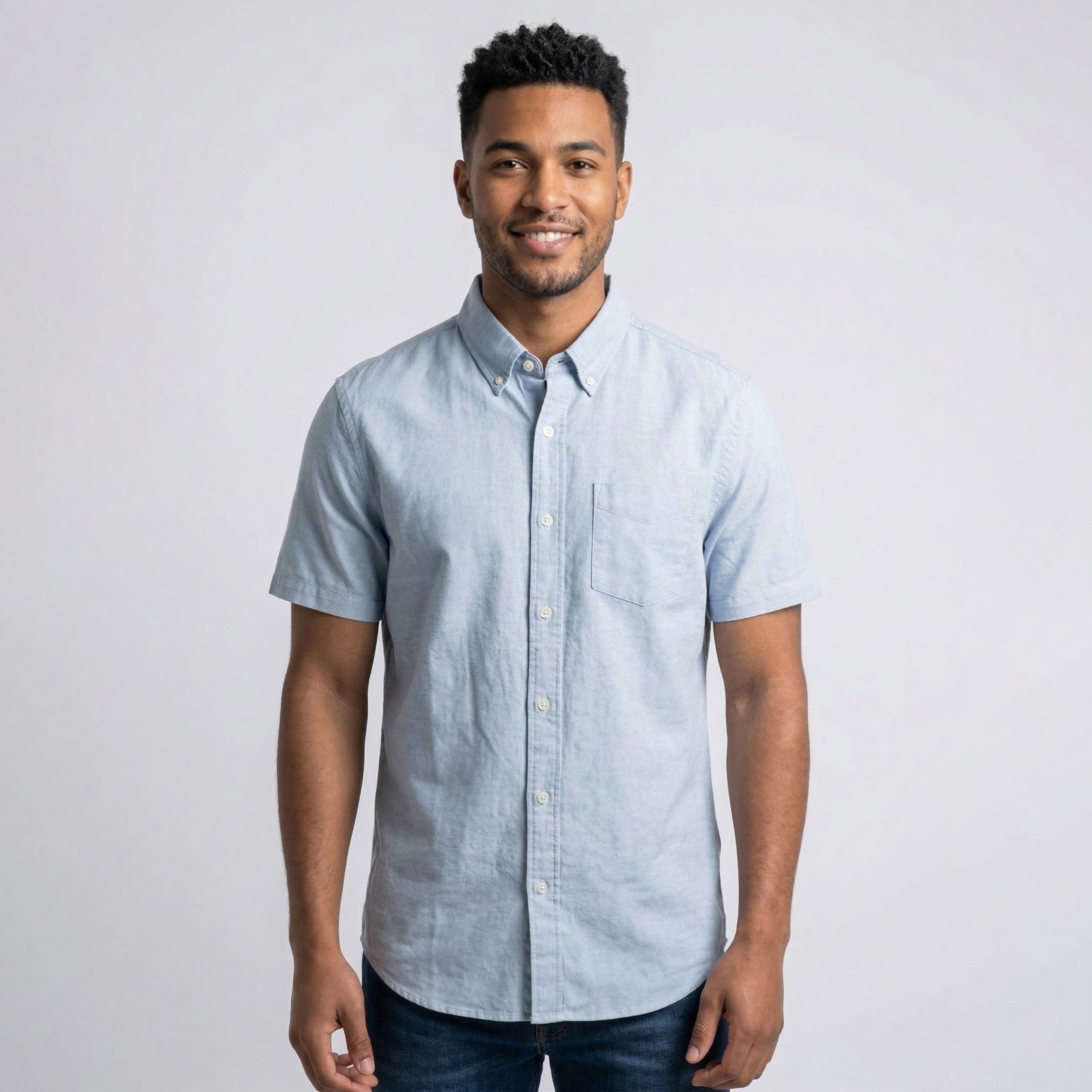 Camisa masculina azul claro com botões e bolso frontal