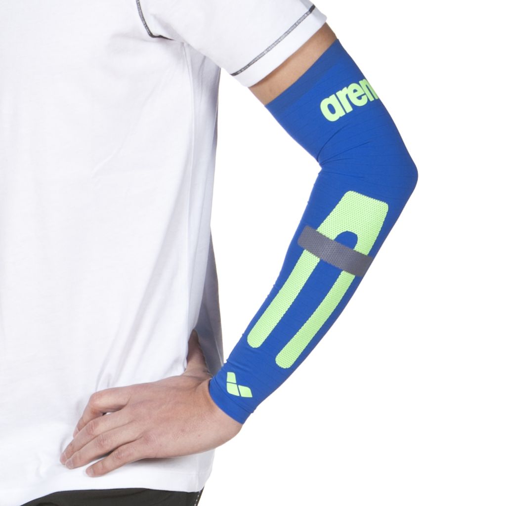 Manga comprida azul com detalhes amarelo-limão e cinza com texto 'arena'