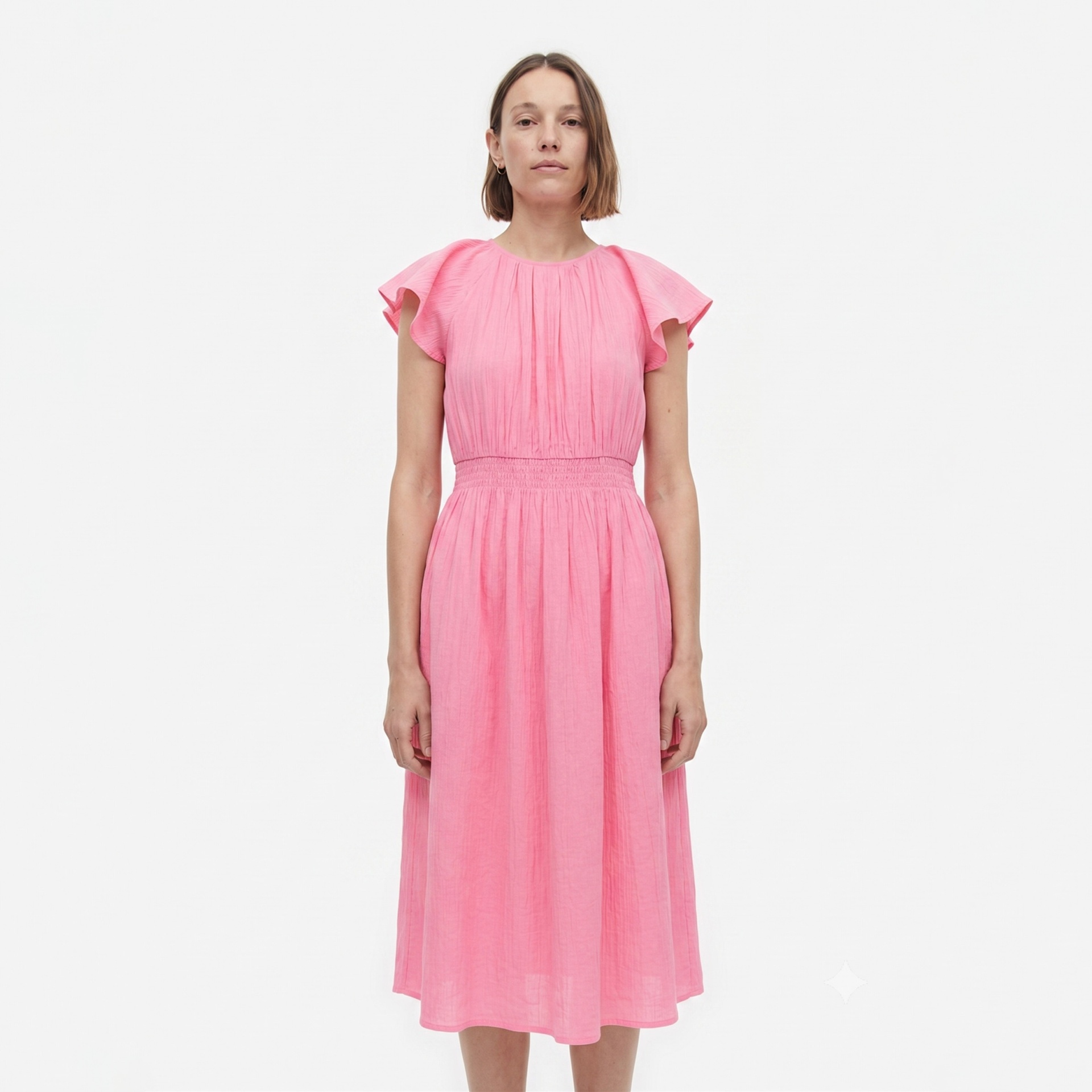 Vestido rosa claro de tecido leve com mangas curtas e franzidas